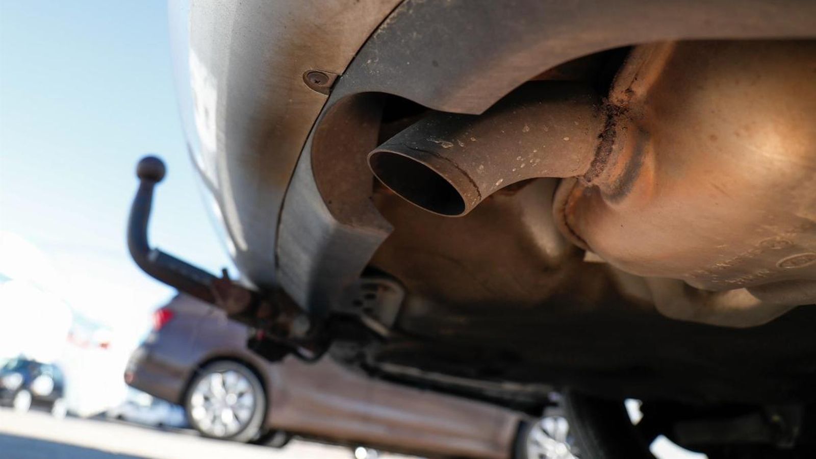 Detall del tub d'escapament d'un vehicle en una imatge d'arxiu