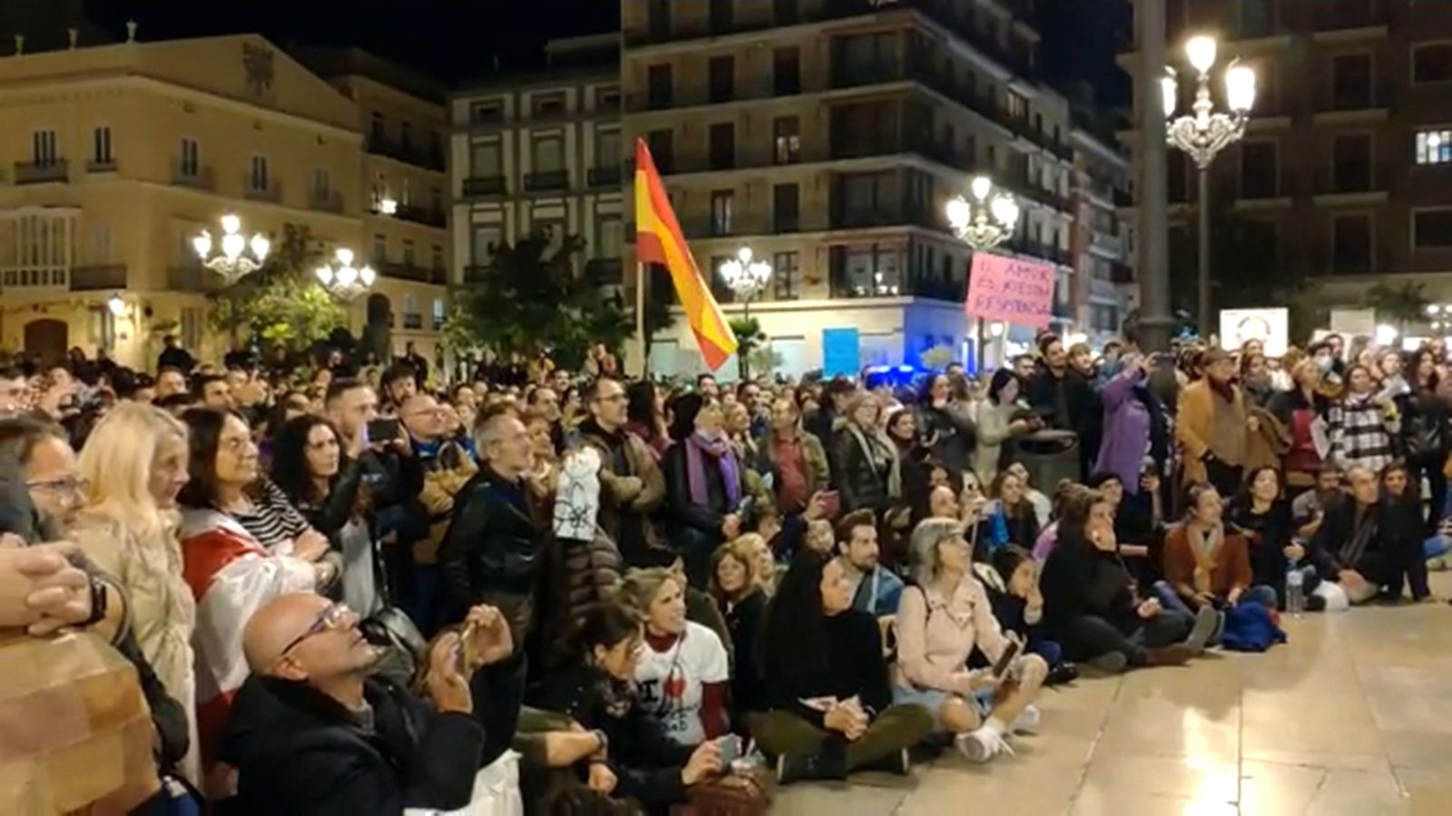 Concentració contra el certificat covid a la plaça de la Mare de Déu