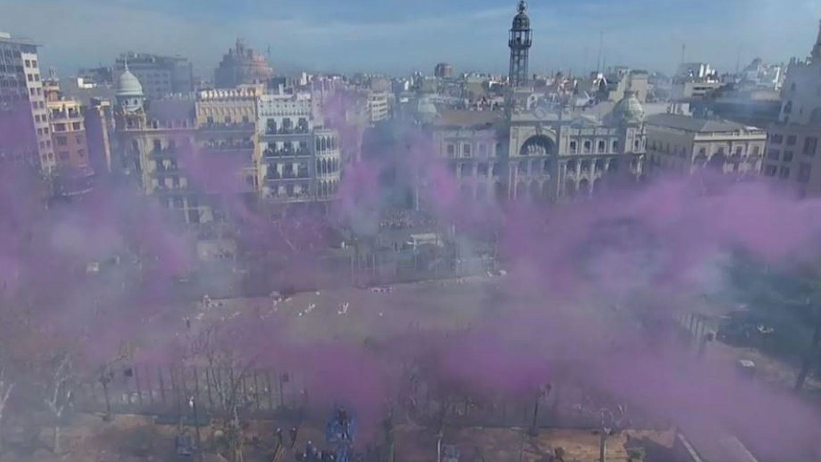 Mascletà en favor d'una associació contra el càncer, a càrrec de la pirotècnia Nadal-Martí de l’Olleria