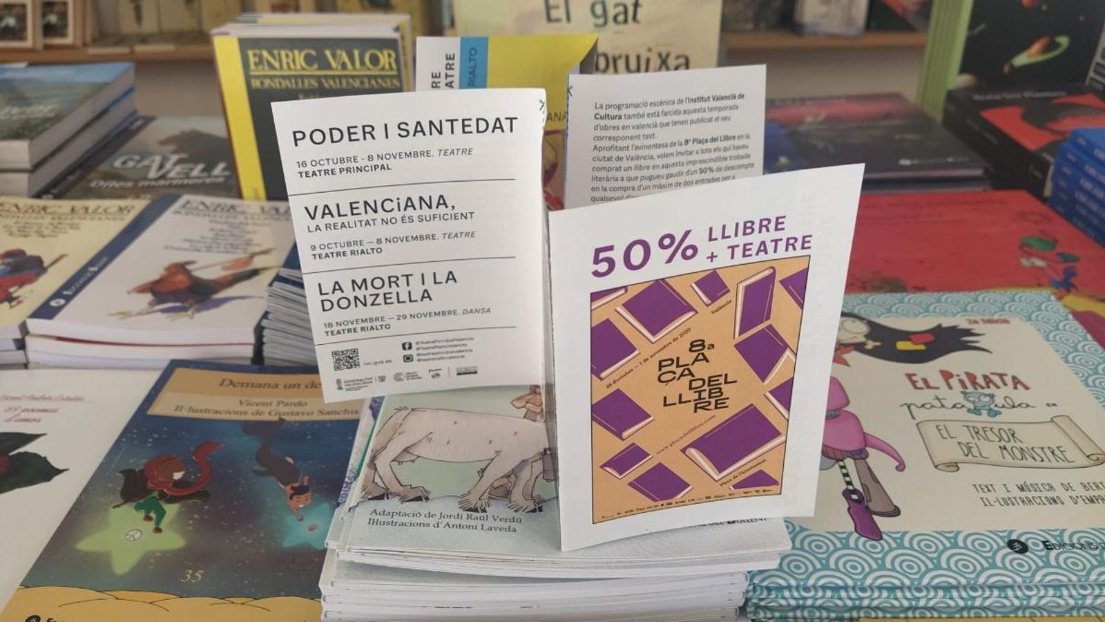 La Plaça del Llibre ompli de literatura la plaça de l’Ajuntament de València.