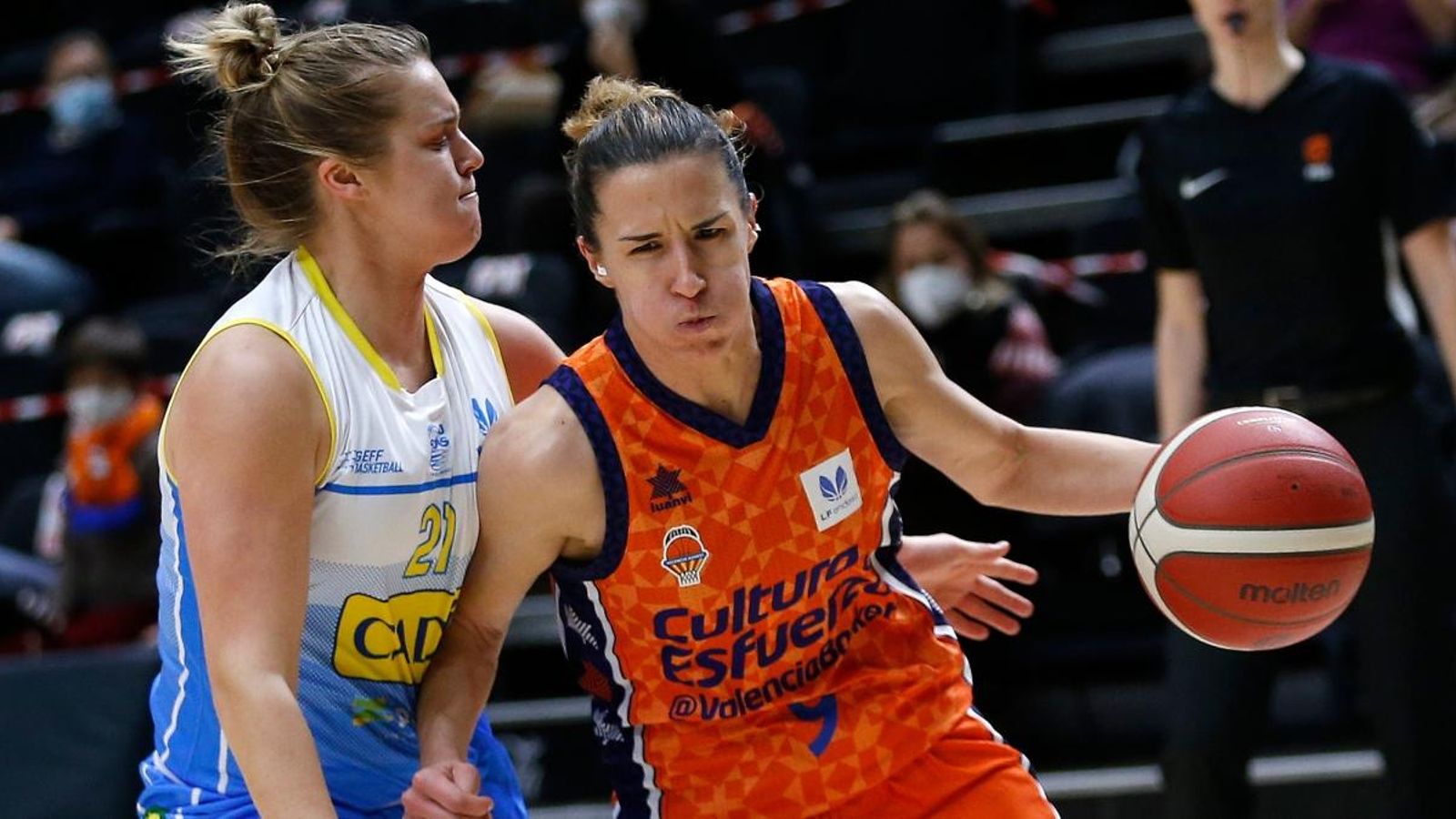 Queralt Casas protegeix el baló davant la pressió de la jugadora rival