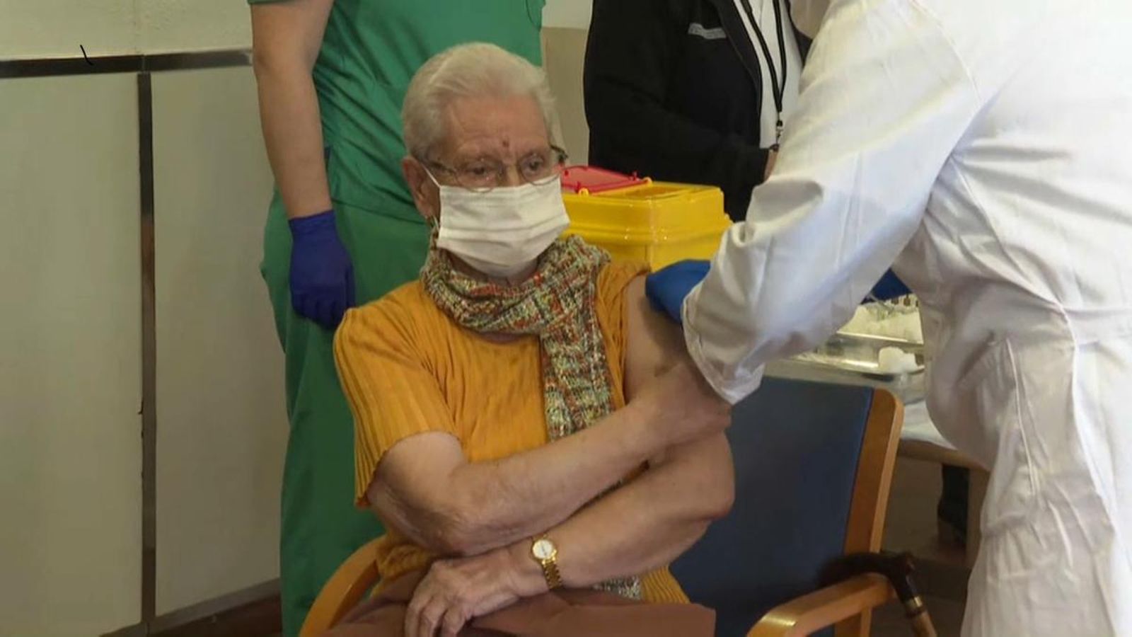 Benilde Domingo, primera vacunada a les comarques del nord