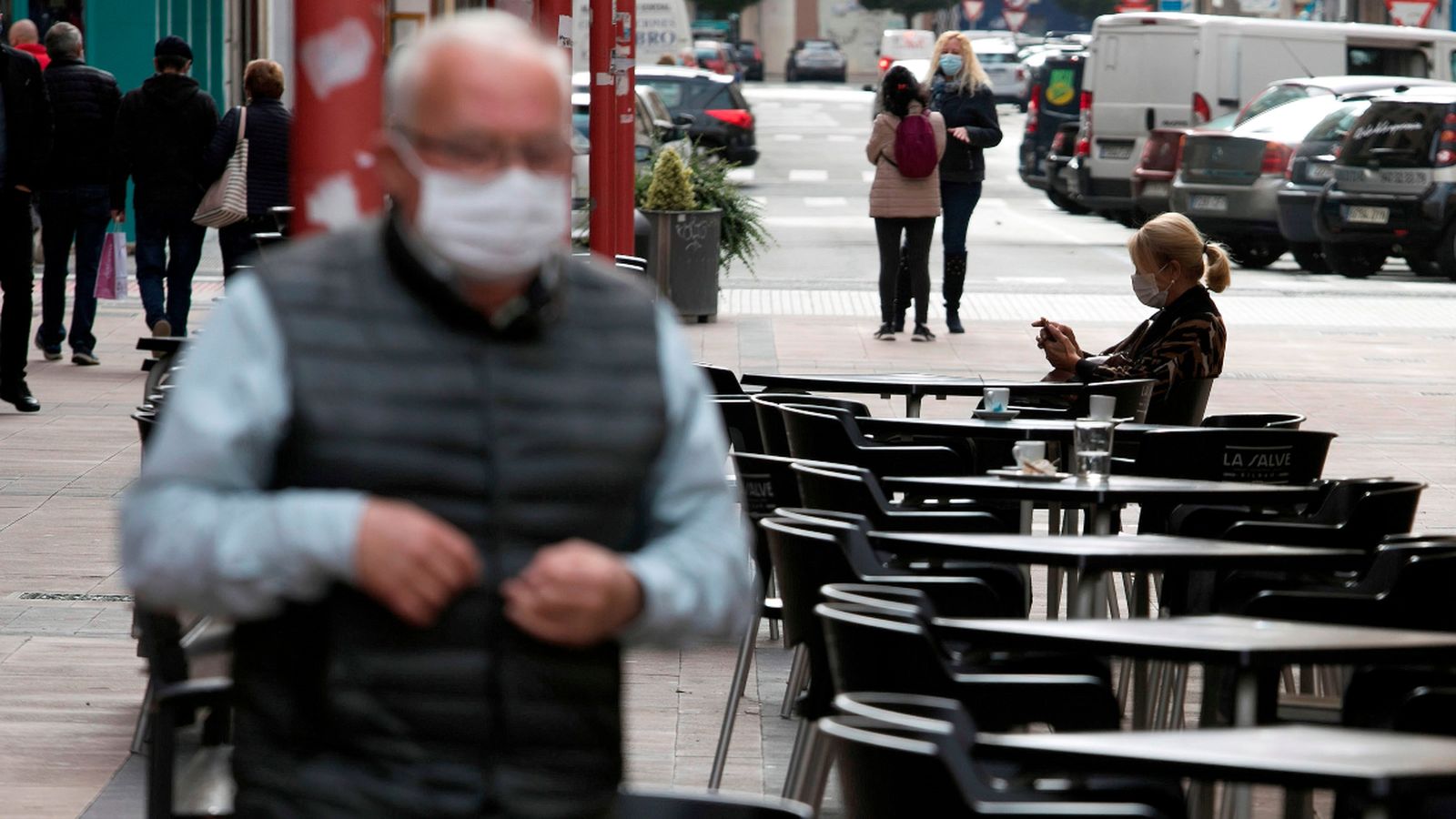 Diversos vianants caminen pels carrers de Miranda de Ebro (Burgos), localitat confinada per l'elevada taxa de contagis