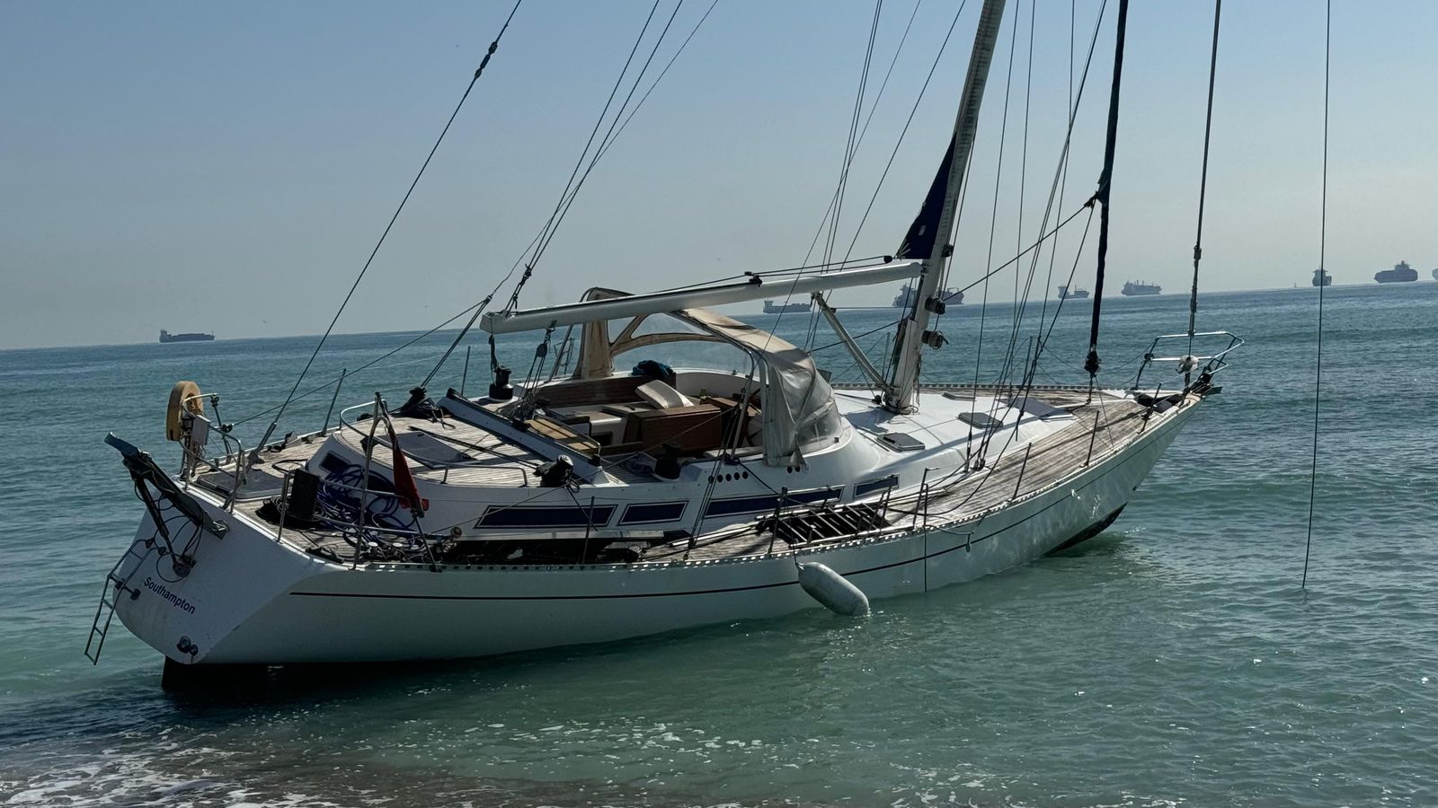 Un veler encalla a la platja del Saler