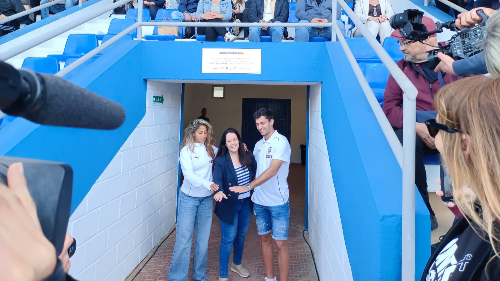 Els valencianistes Kerlly Real i Hugo Duro, acompanyats de l'alcaldessa de Catarroja, Lorena Silvent