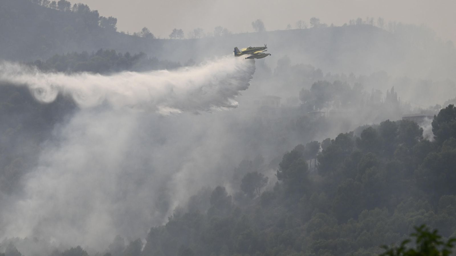 Un dels mitjans aeris que han intervingut este dilluns a la vesprada en la zona de l'incendi de la Vall d'Uixó