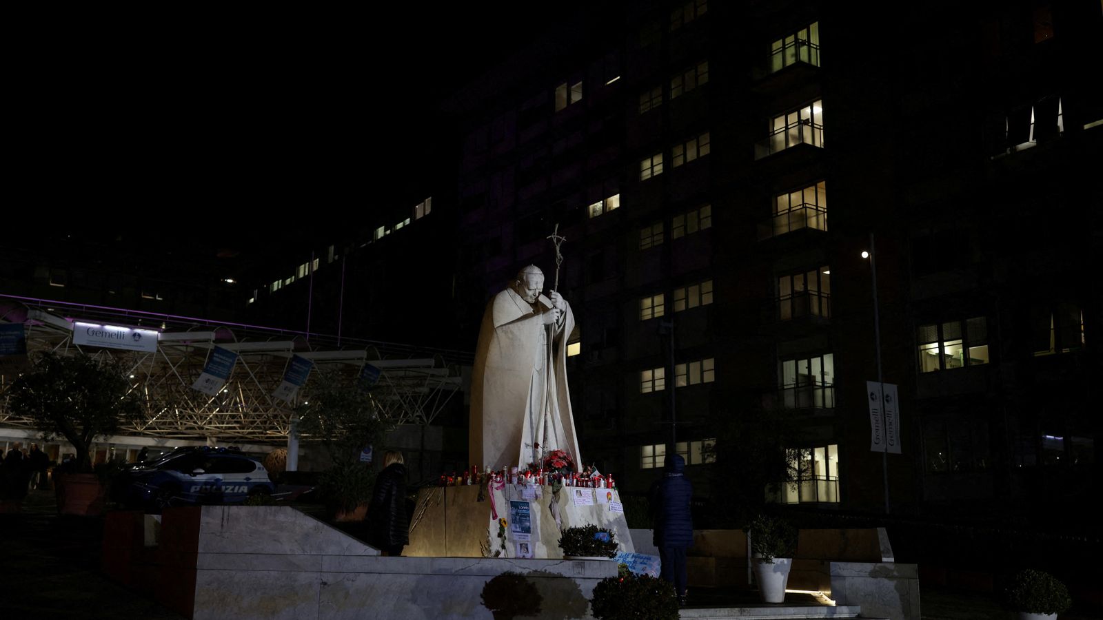 Després de disset dies hospitalitzat, el sant pare continua amb un quadre clínic “complex” i pronòstic “reservat”