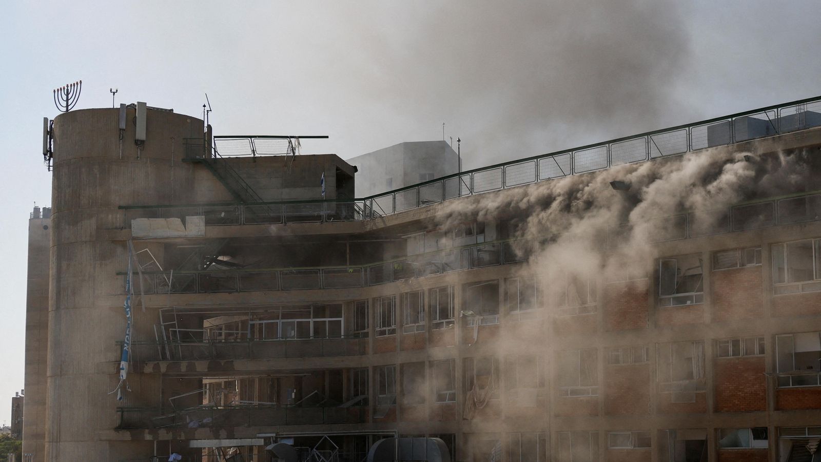 Una fumeguera ix de les finestres de l'Hospital Soroka, al sud d'Israel