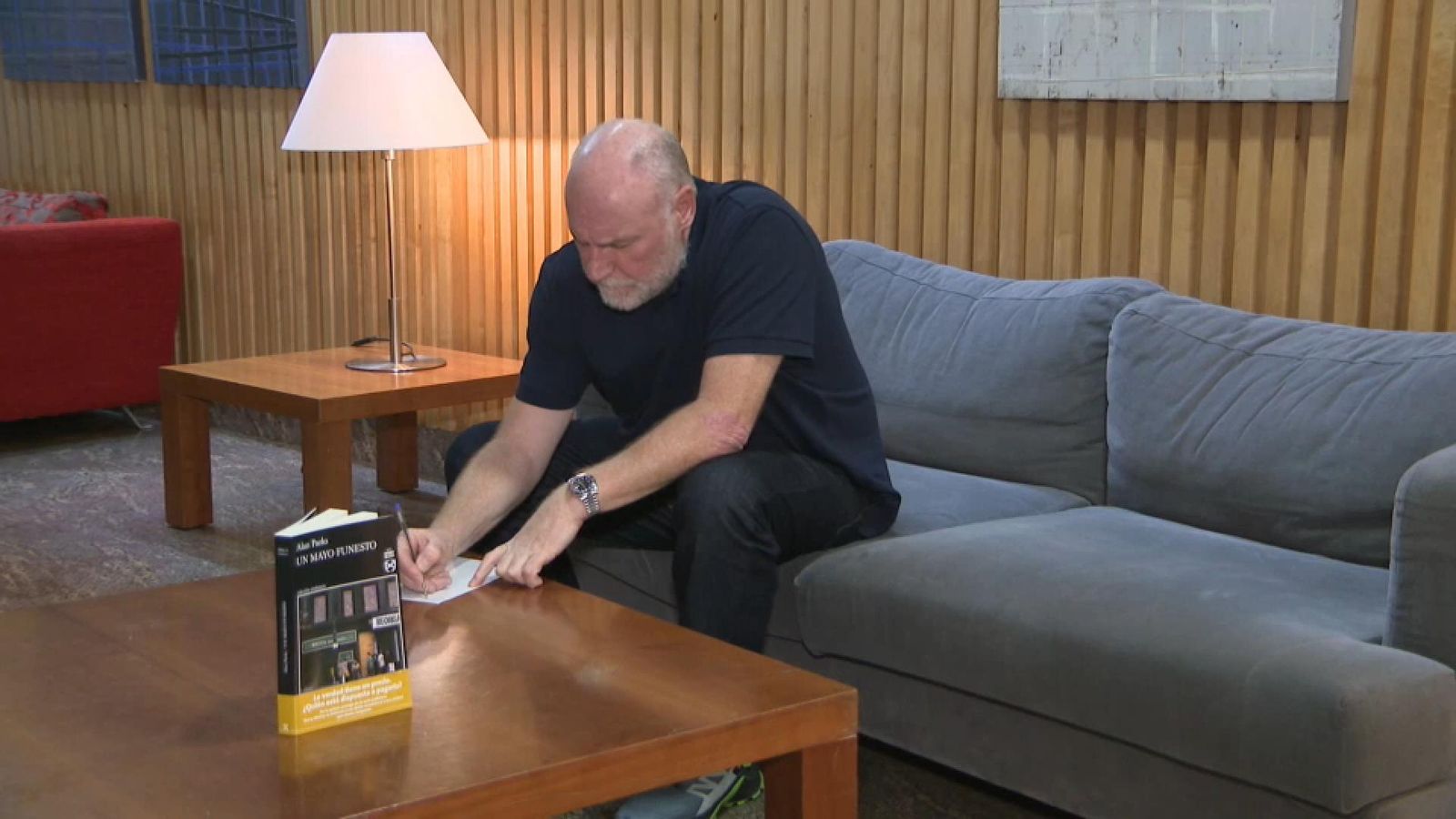 L'escriptor escocés Alan Parks escriu unes notes durant l'entrevista que ha concedit a À Punt