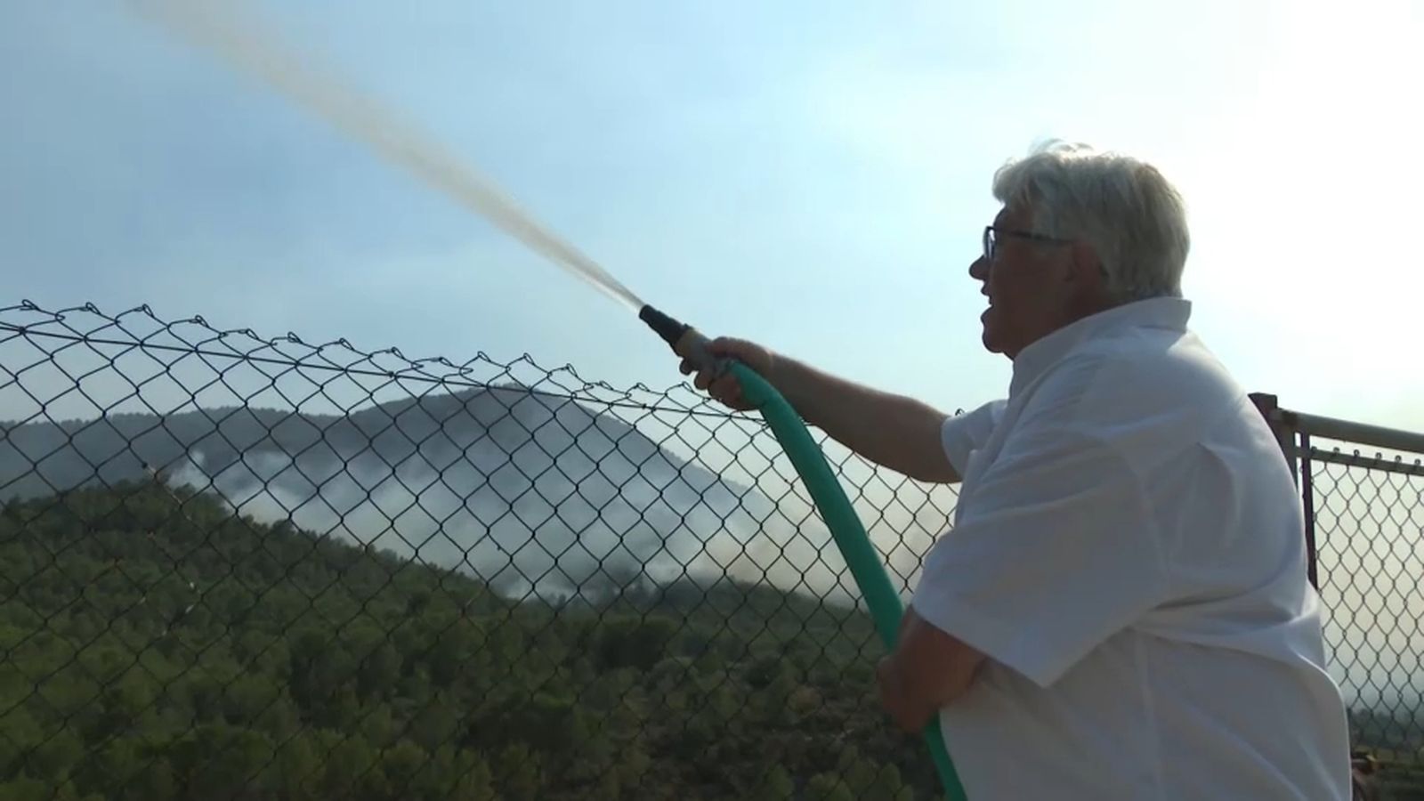"Sempre hem vist que hi havia molt de pi, mai ha passat res, però enguany tenim por", diu un dels veïns