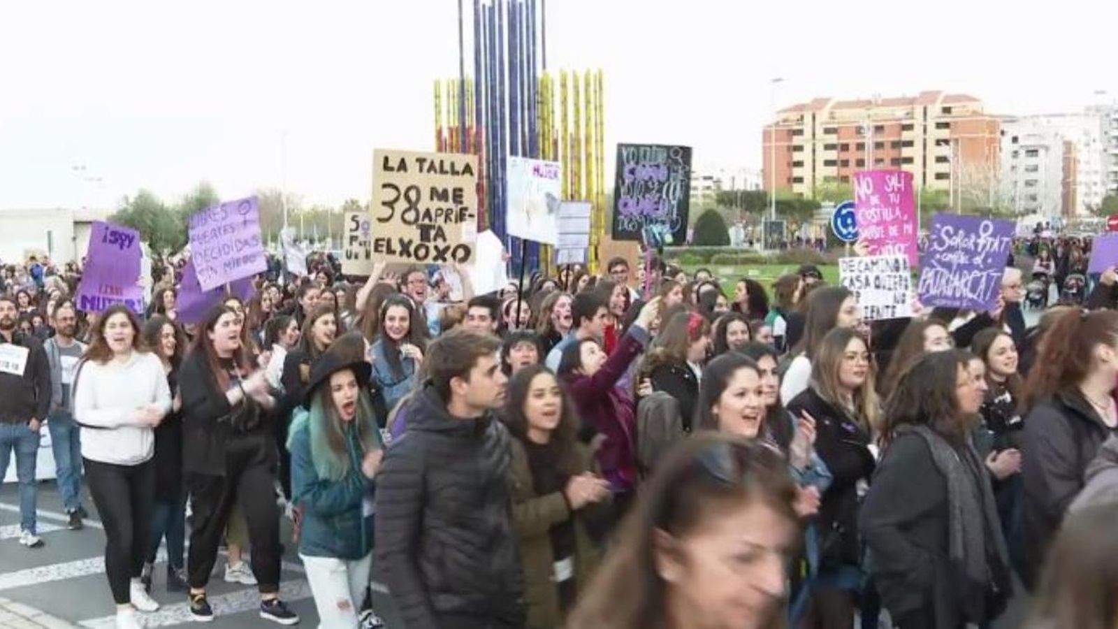 VÍDEO | La manifestació del 8M se n'ix del centre de Castelló per a donar visibilitat a la dona humil