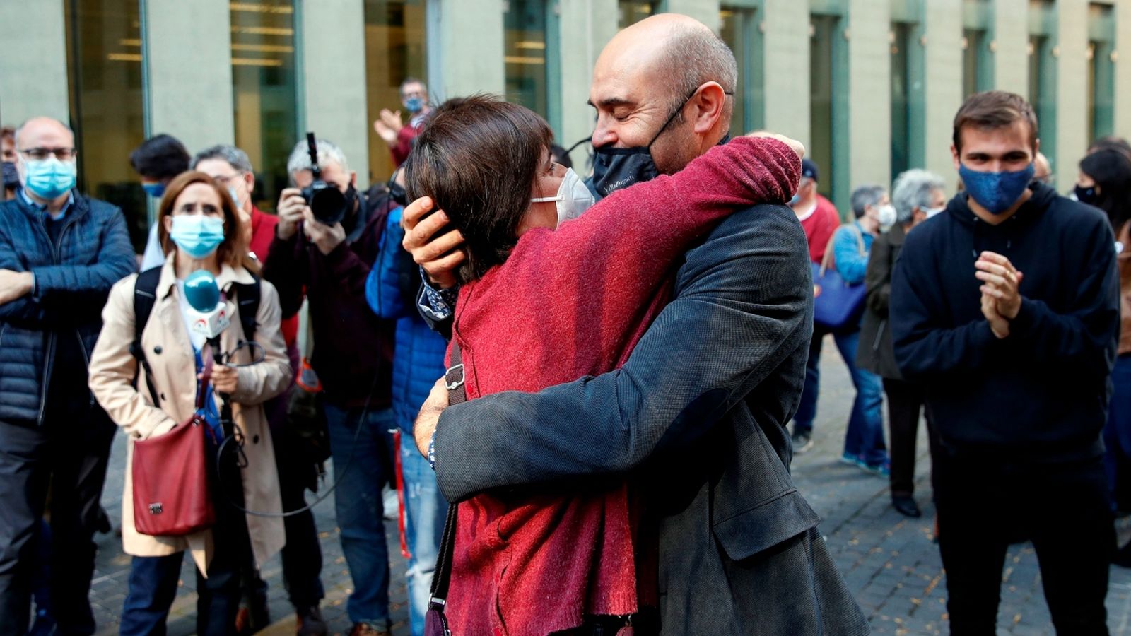 L’exconseller d’ERC Xavier Vendrell abraça Marta Molina, també detinguda en aquesta operació