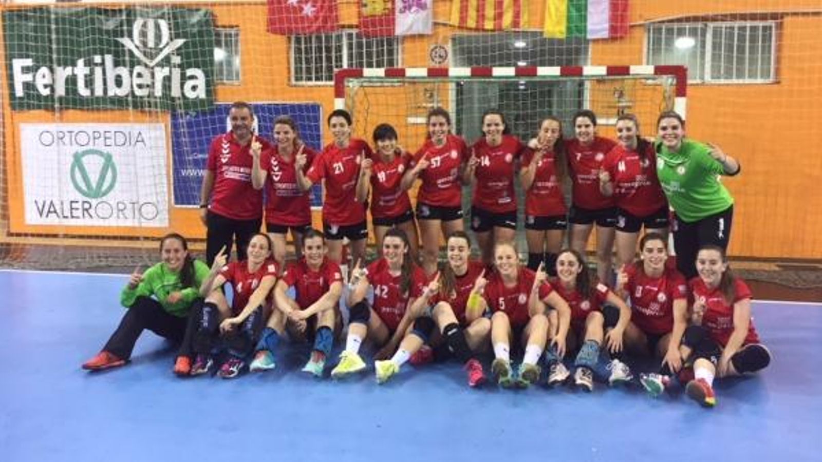 Les jugadores del BM Morvedre celebren l'ascens a la màxima categoria | À Punt