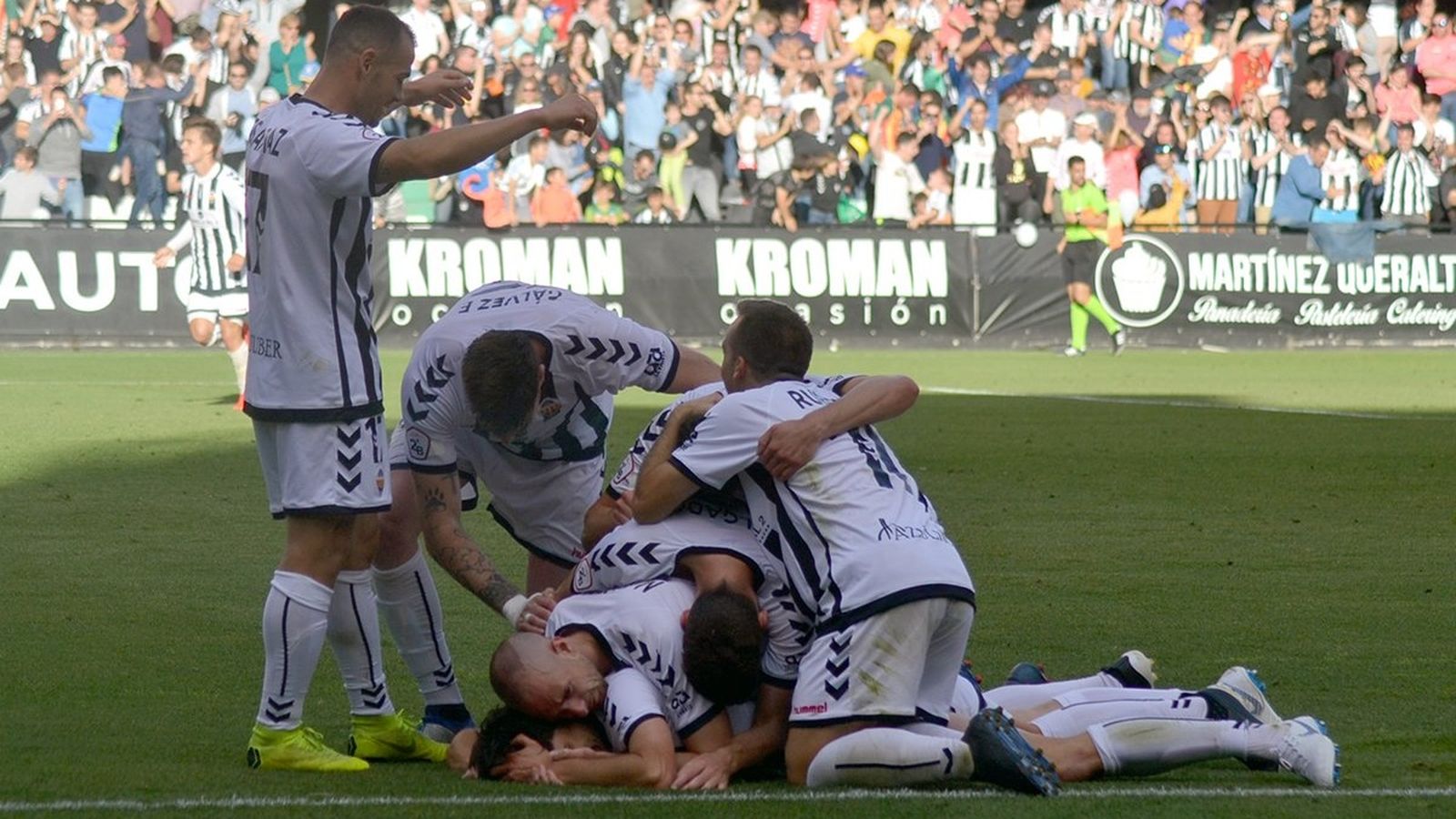 El Castelló celebra la permanència en la Segona B