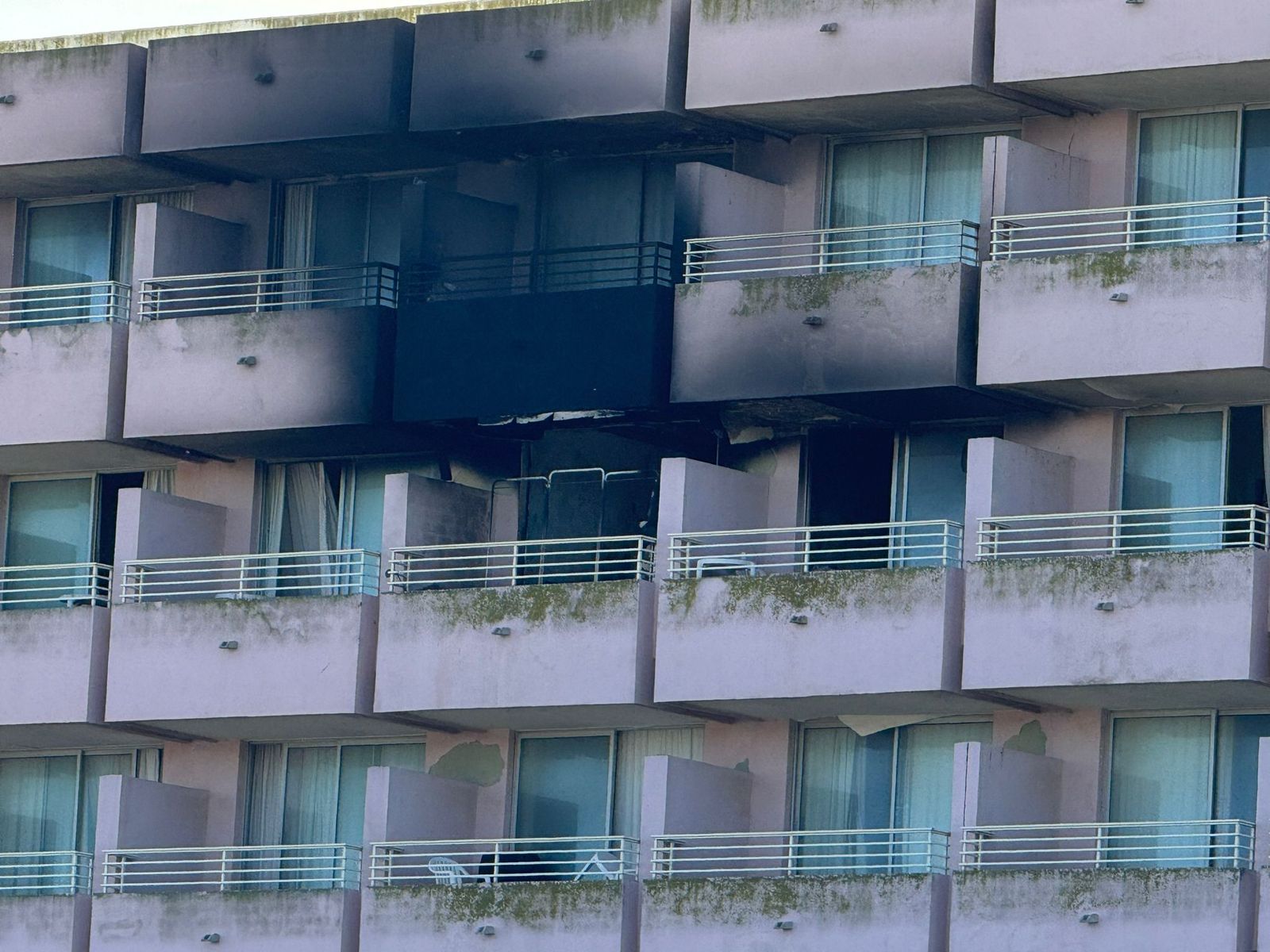 Habitació calcinada a l'hotel Sidi Saler
