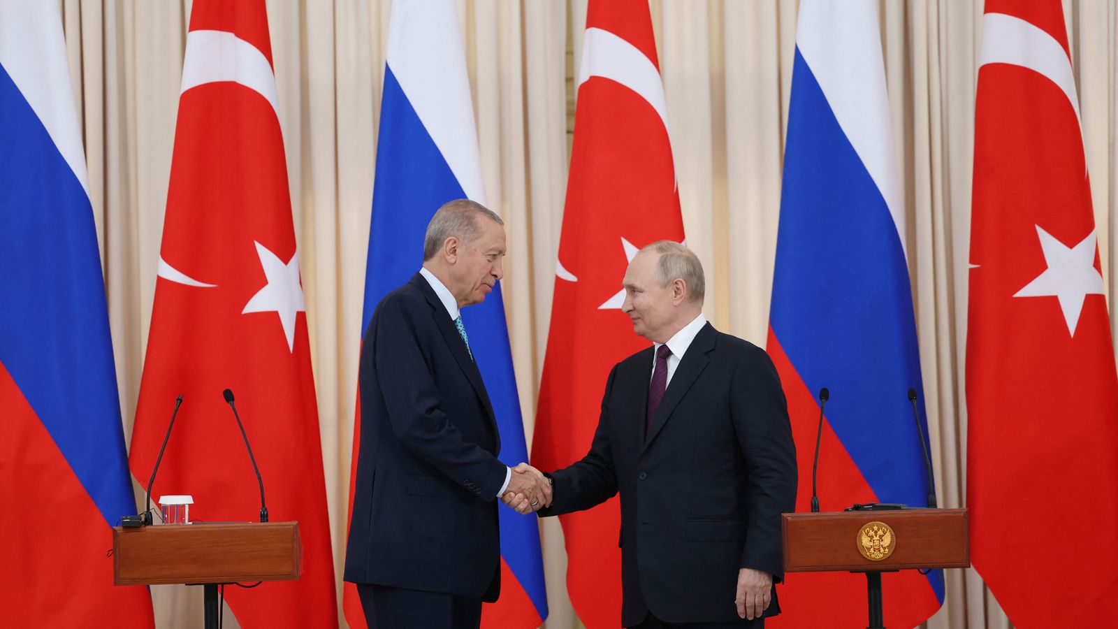 El líder turc, Tayyip Erdogan, saluda el president de Rússia, Vladímir Putin