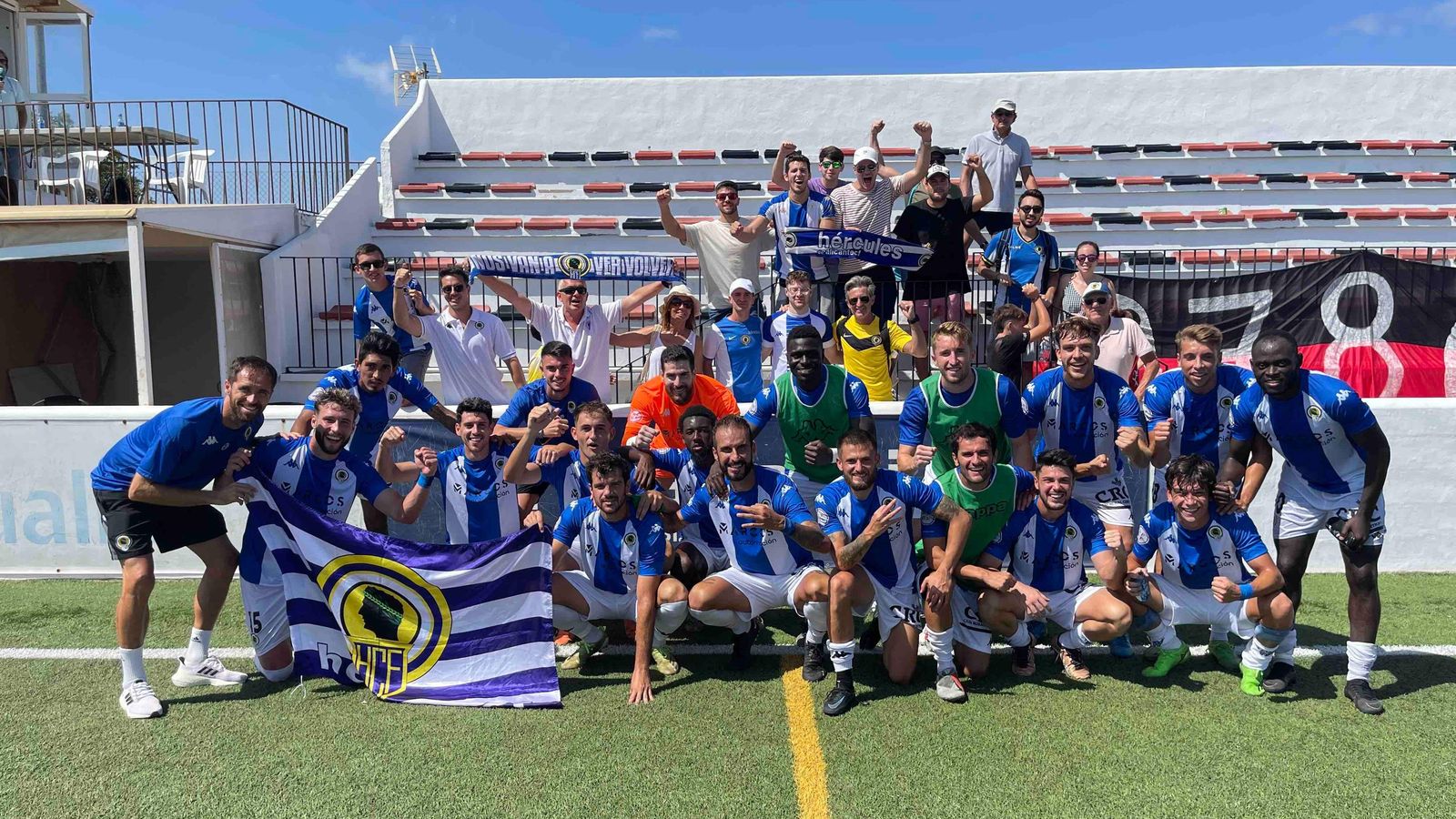 Els jugadors de l'Hèrcules celebren el triomf Els jugadors de l'Hèrcules celeren el triomf