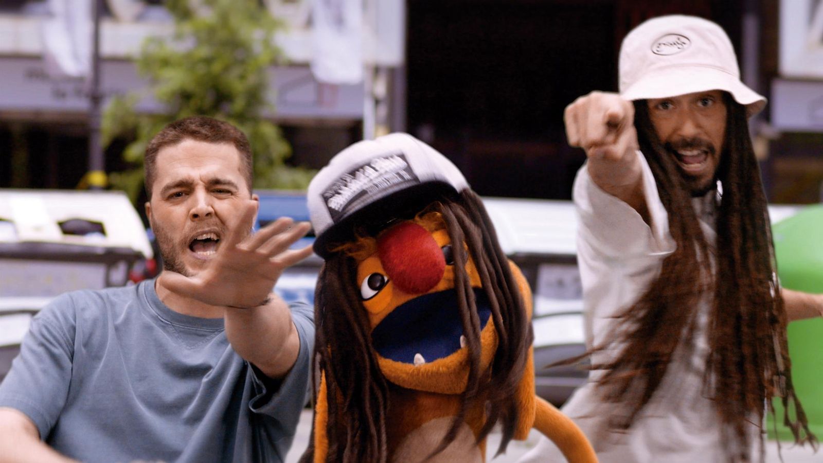 DJ Butoni acompanyat pels cantants del grup Auxili, Marc Andrés i Esteve Tortosa