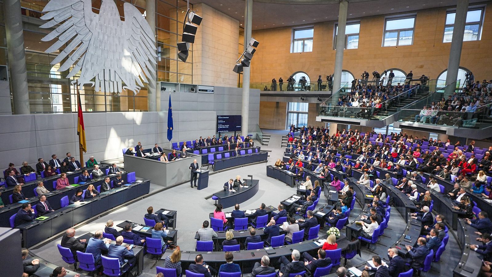 Olaf Scholz parla al faristol del Bundestag