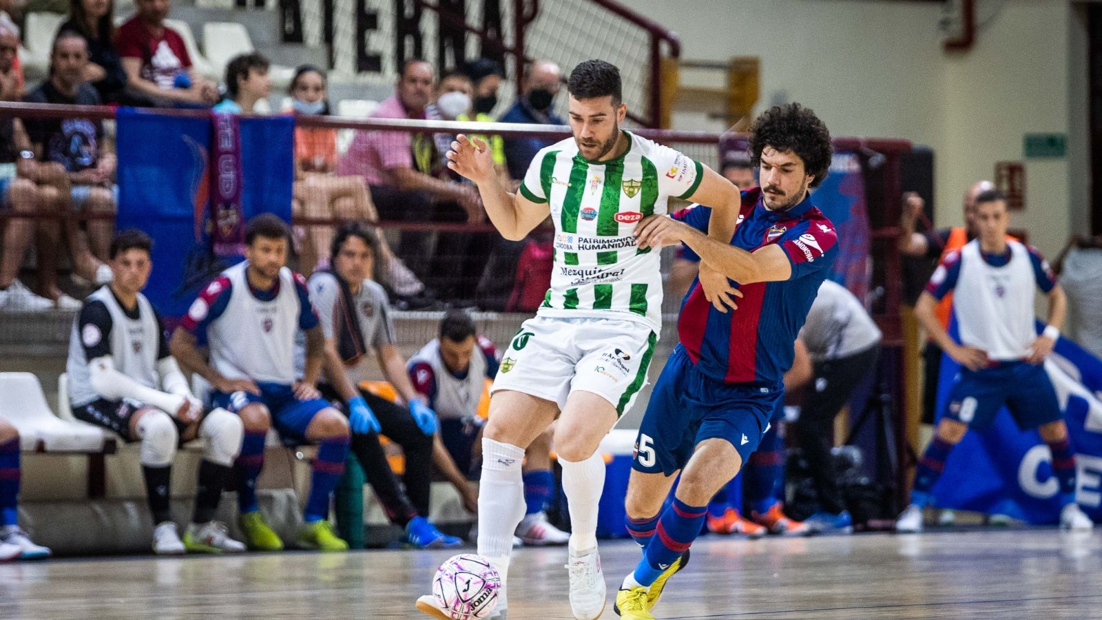 El jugador del Llevant, Marc Toldrà, persegueix un jugador del Còrdova