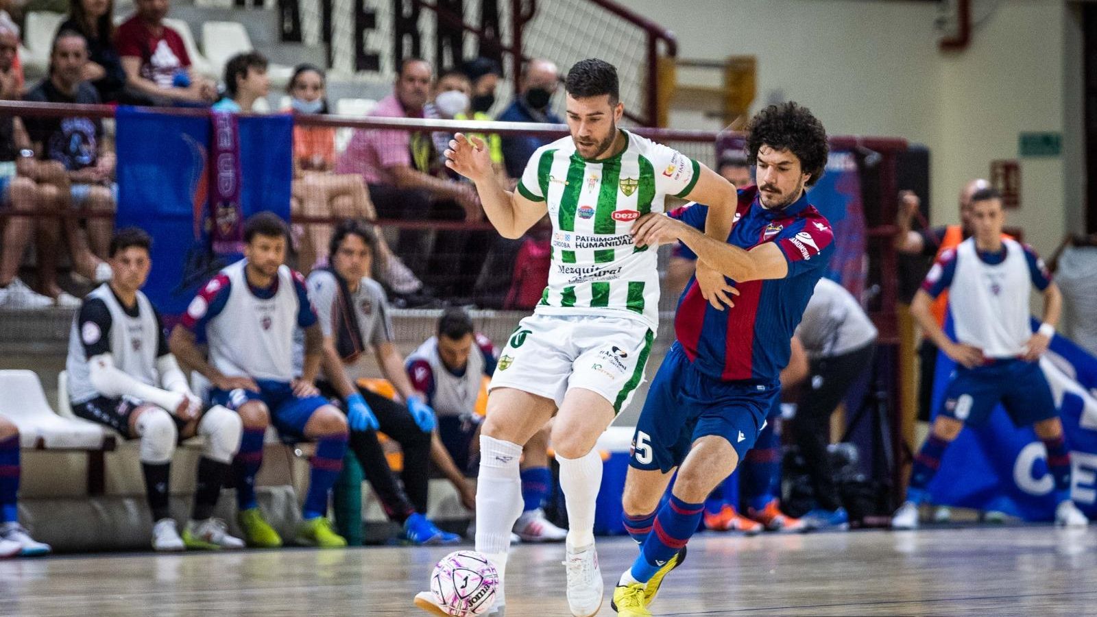 El jugador del Llevant, Marc Toldrà, persegueix un jugador del Còrdova El jugador del Llevant, Marc Toldrà, persegueix un jugador del Còrdova