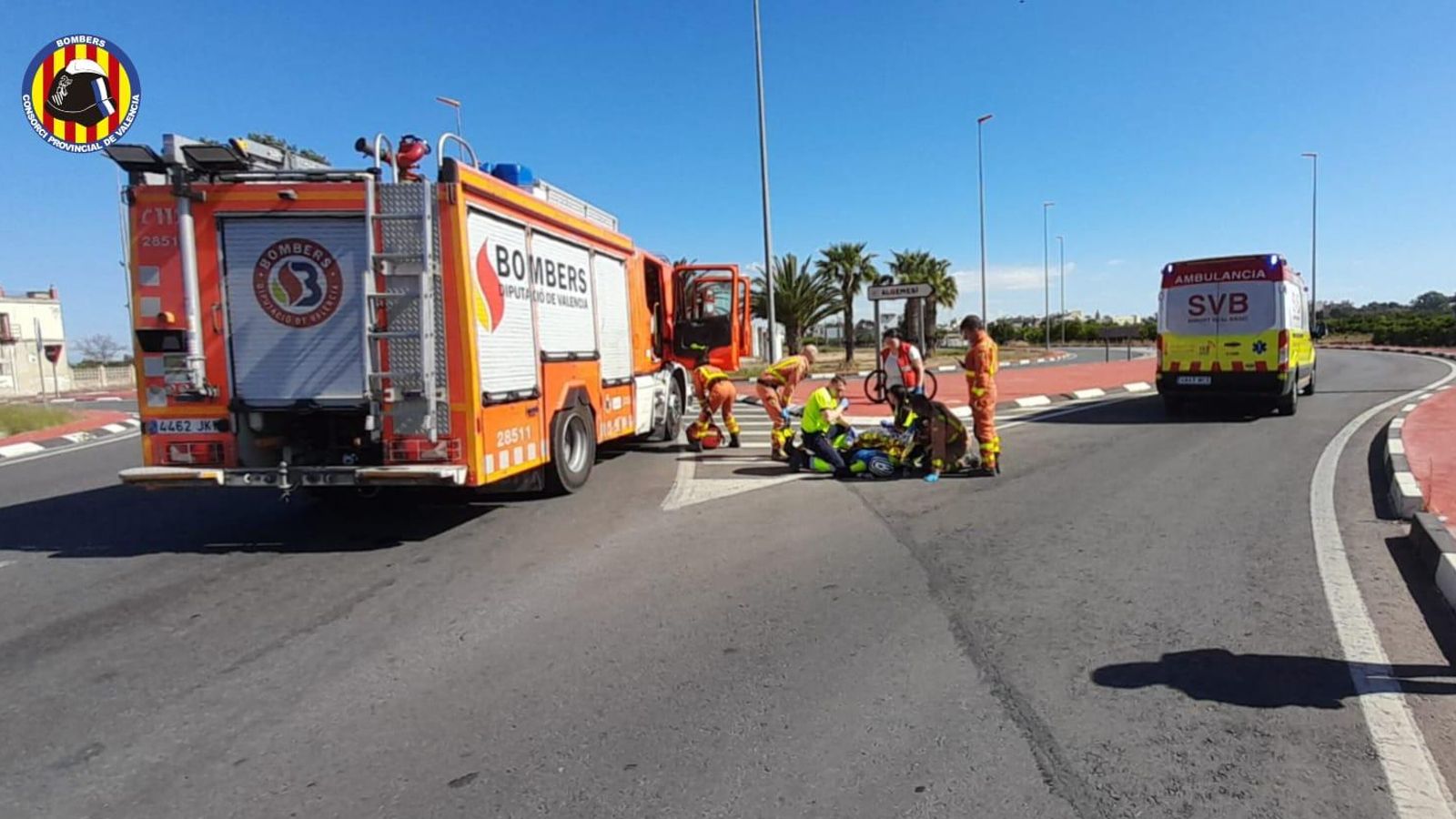 El ciclista és atés pels efectius sanitaris i de bombers