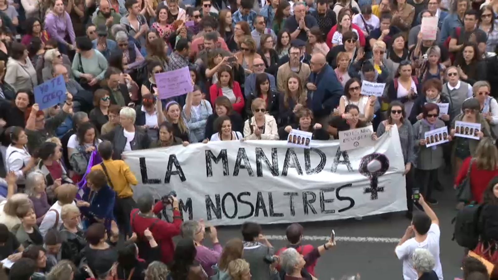 Una manifestació de dones que protesten contra les agresssions sexuals en grup