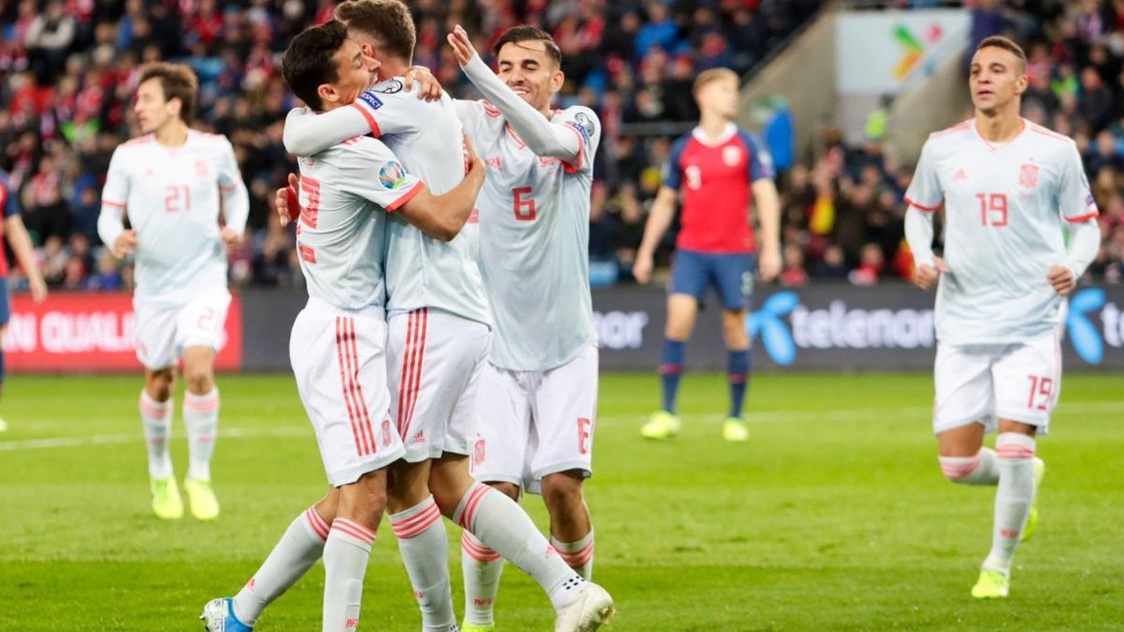 Els jugadors de la selecció celebren el gol de Saúl