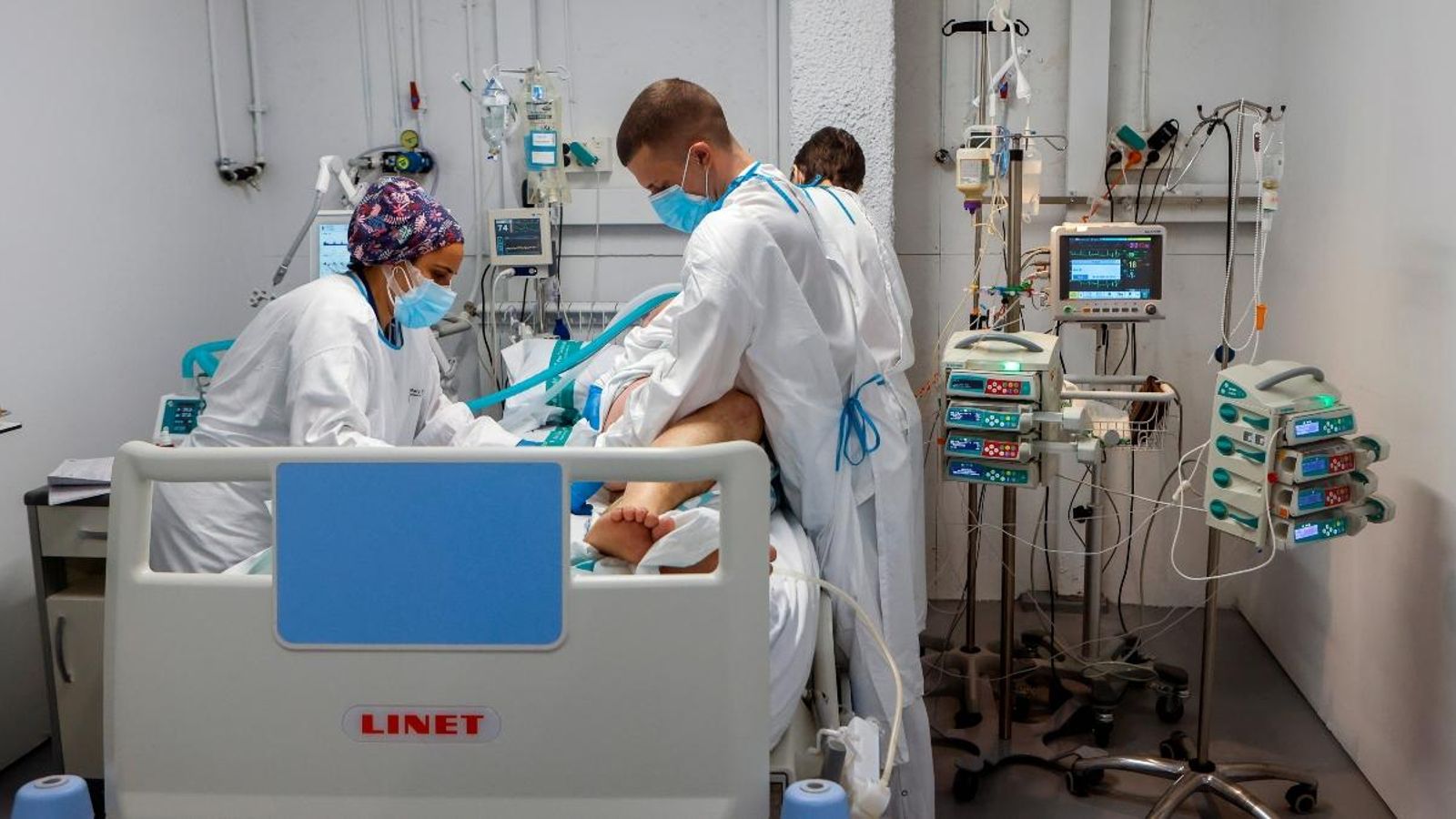 Personal sanitari de l'Hospital Parc Taulí de Sabadell en una UCI