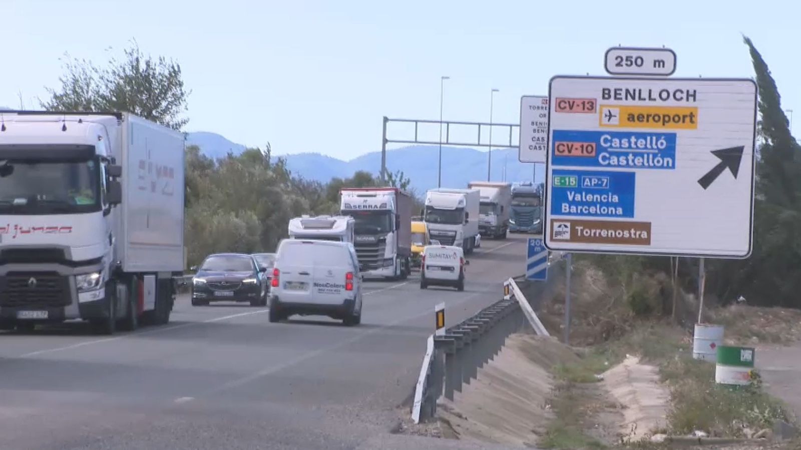 El desviament del trànsit per la carretera nacional ha ocasionat llargues cues en aquesta via de doble sentit