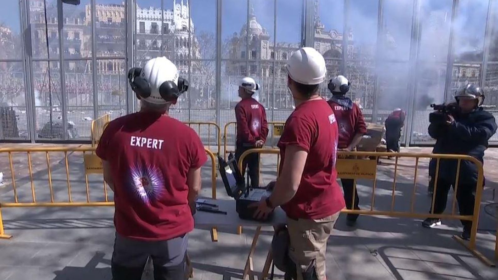 Els responsables pirotècnics vigilants, durant la mascletà del 5 de març