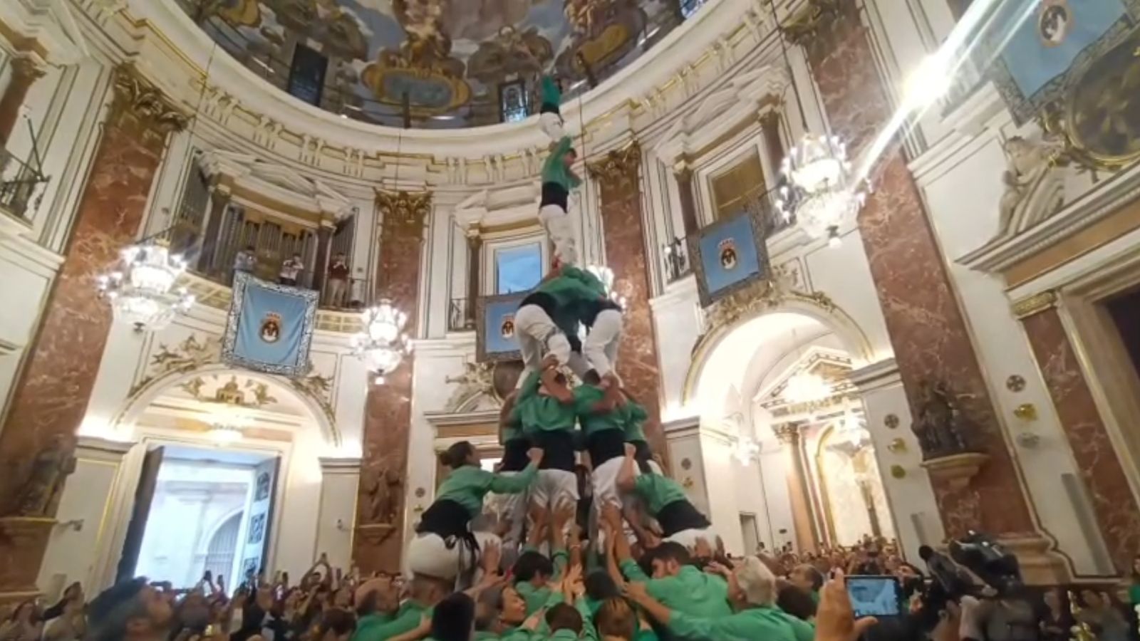 La Muixeranga de la Marina Alta forma una muixeranga en la  Reial Basílica de la Mare de Déu dels Desemparats de València