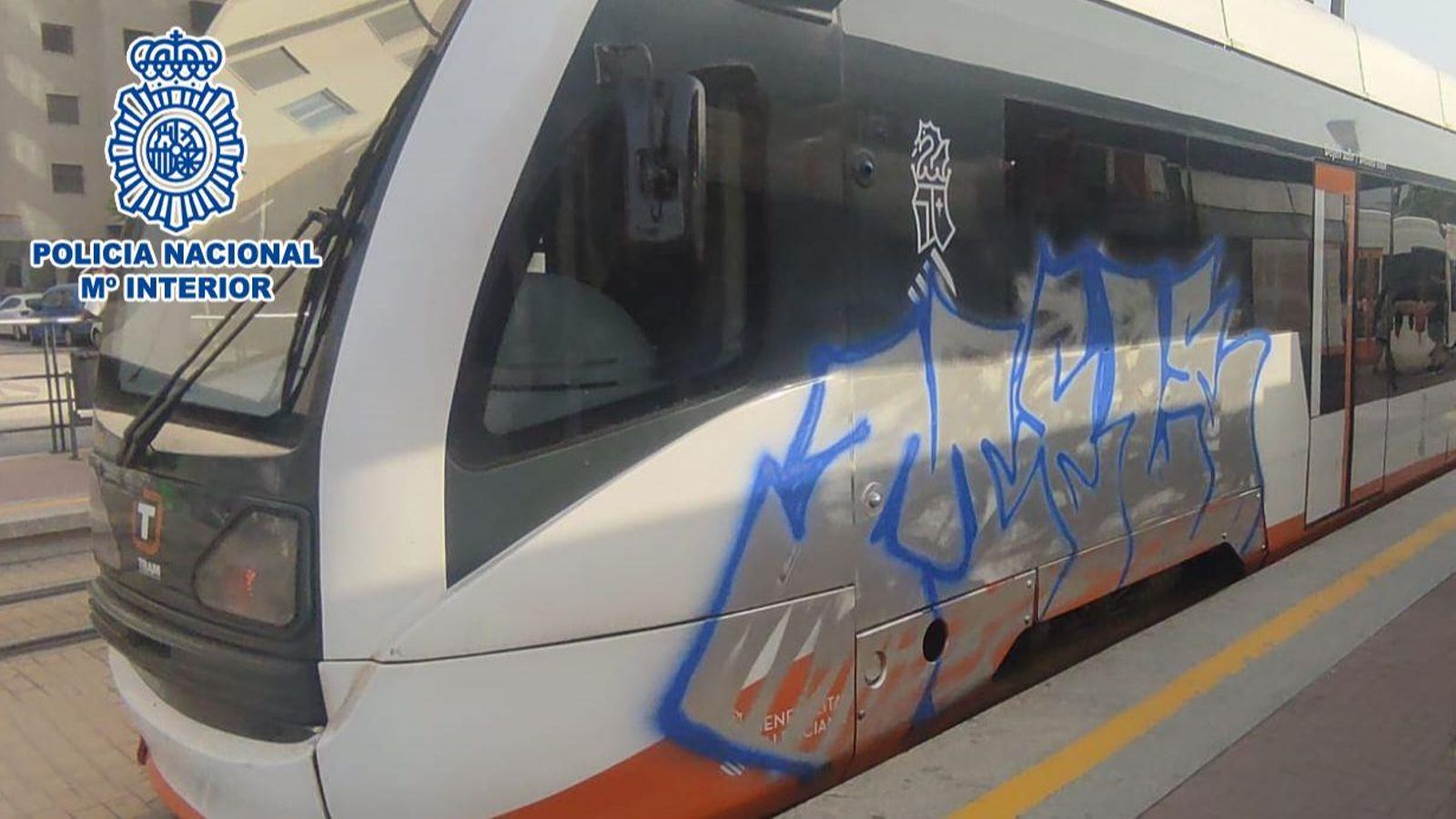 Un dels vagons que van pintar els joves detinguts en el baixdor de Terra Mítica, a Benidorm