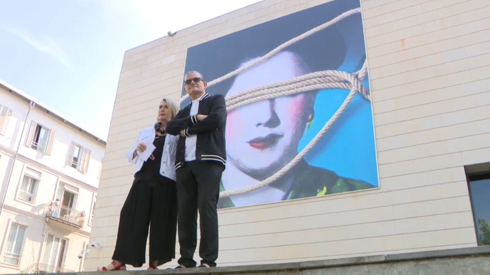 L'artista guardonada, Carmen Calvo, amb el director de l'IVAM, José Miguel G. Cortés, a les portes de l'espai museístic