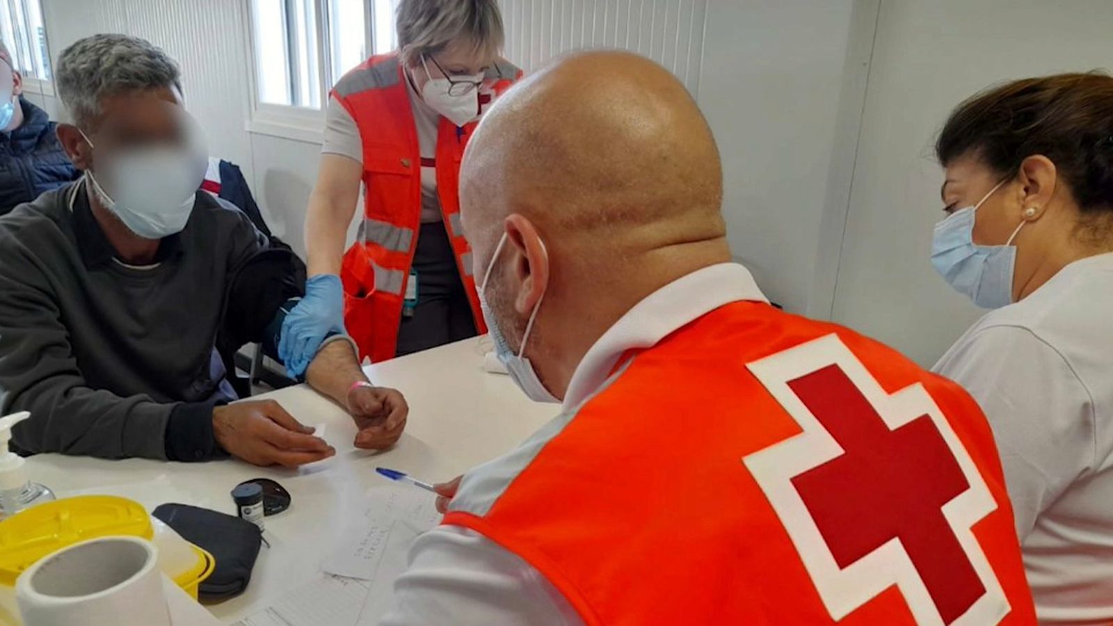 Personal de la Creu Roja atén un dels migrants que ha arribat a Alacant