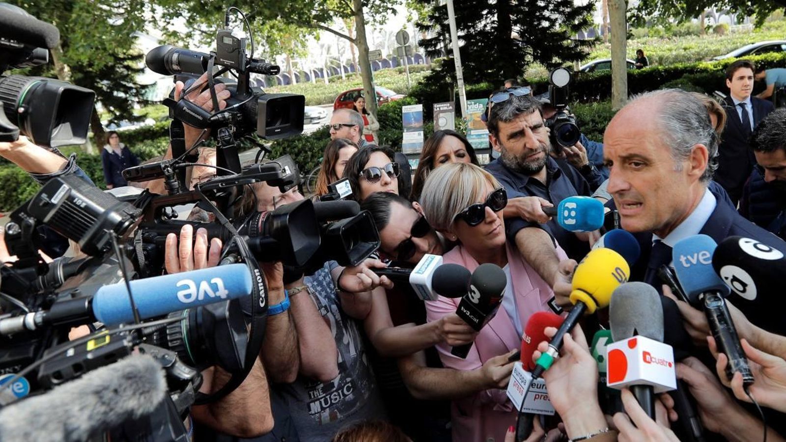 L'expresident de la Generalitat atén els periodistes a la Ciutat de la Justícia de València el maig passat