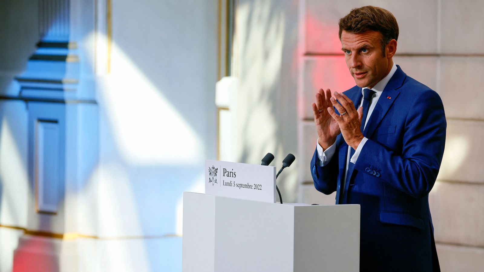 El president de França, Emmanuel Macron, atén els mitjans de comunicació