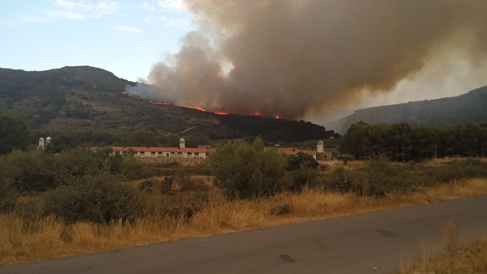 Foc apropant-se a la població de Catí