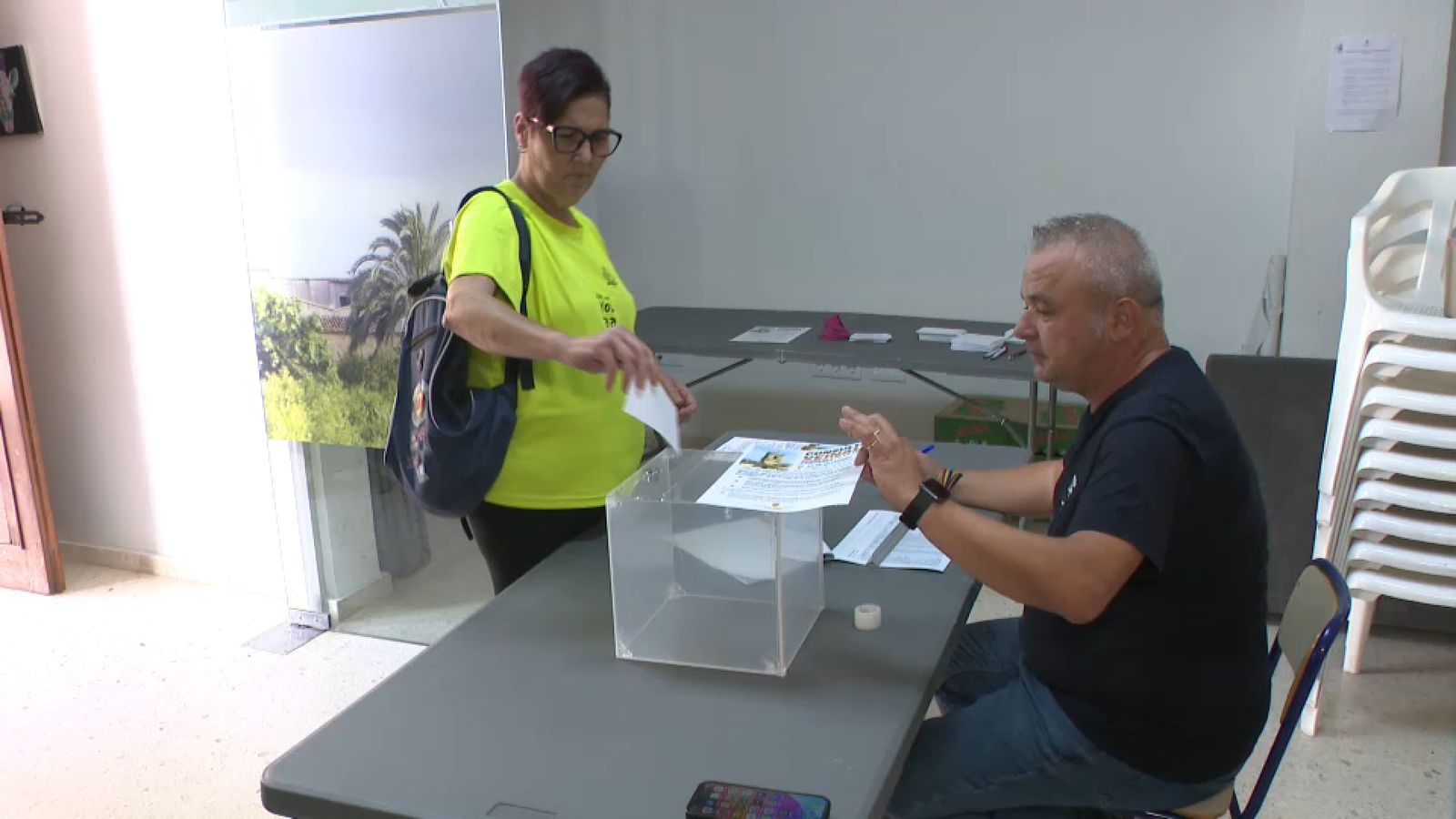Una veïna de la Granja de la Costera vota sobre el toc de campanes
