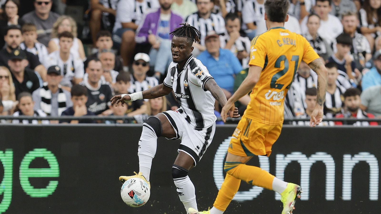 Una acció de l'últim partit a Castàlia de l'equip de Pablo Hernández, contra l'Albacete