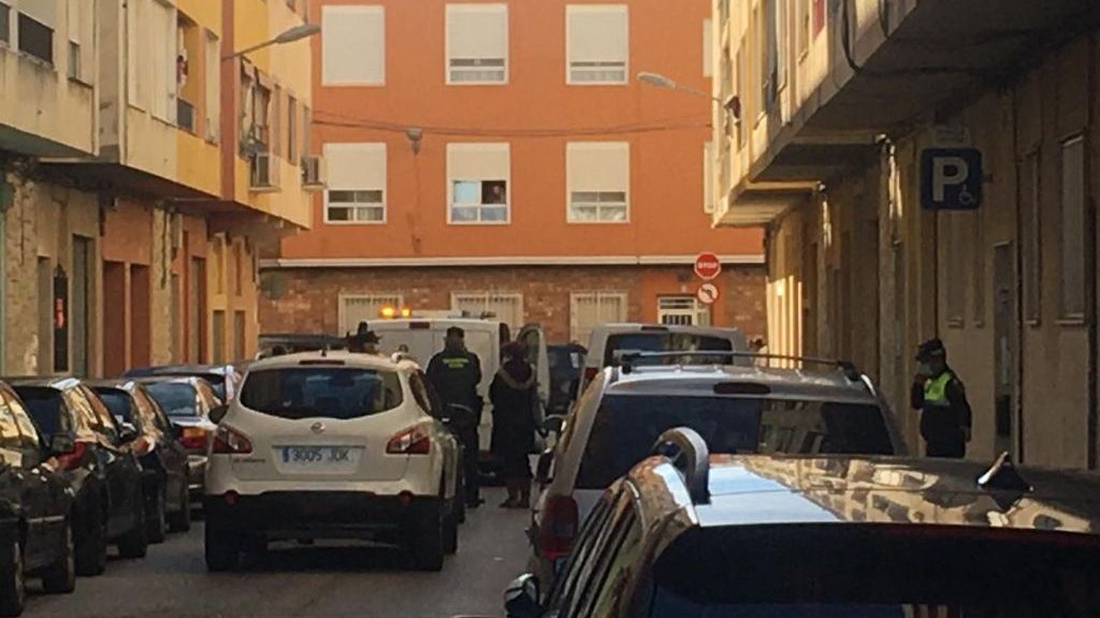 Moment en què s'ha alçat el cos del menor, assassinat en el domicili patern