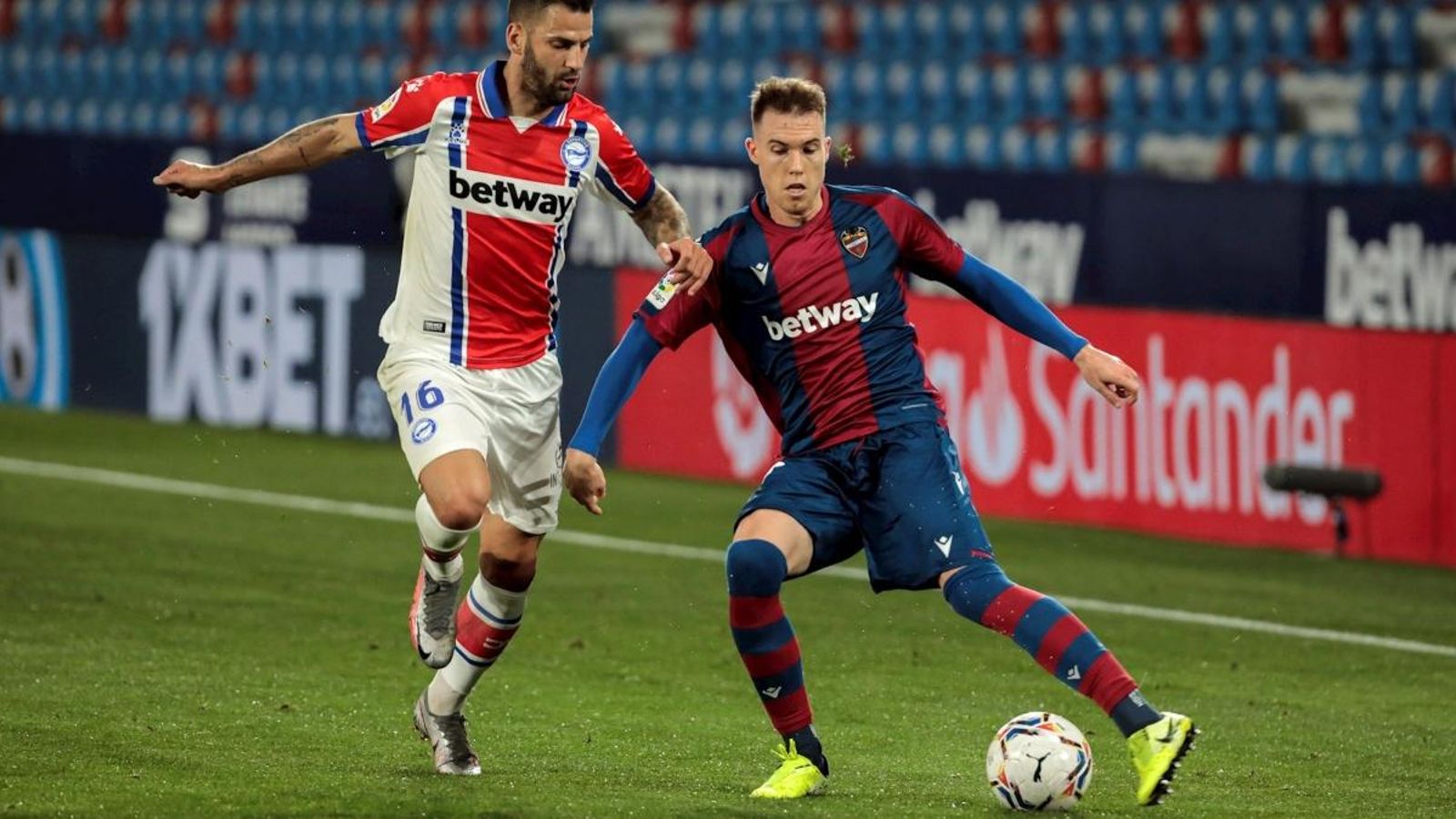 Carlos Clerc disputa un baló amb Édgar