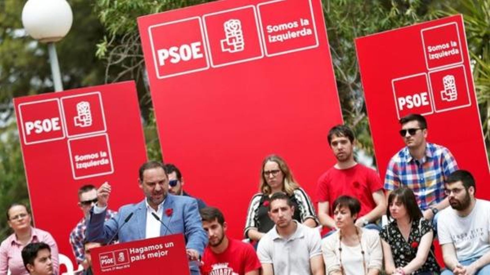 El secretario d'organización del PSOE, José Luis Ábalos, en la Festa de la Rosa a Torrent.
