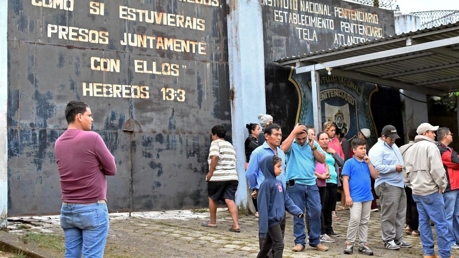 Concentració davant d'una de les presons en què s'han produït baralles amb víctimes mortals