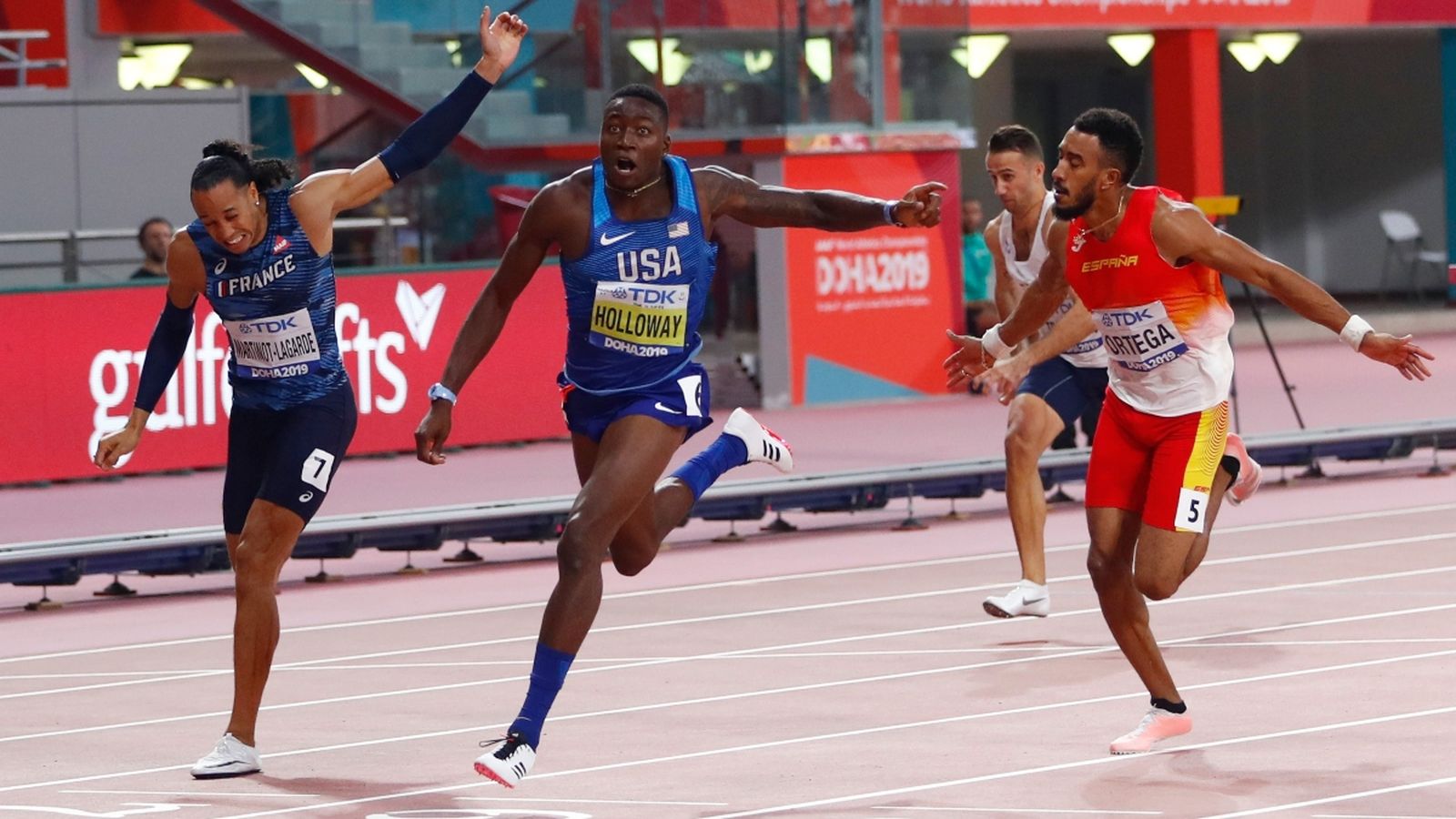 Orlando, en el moment d'entrar a meta després de xocar contra Mc Leod.