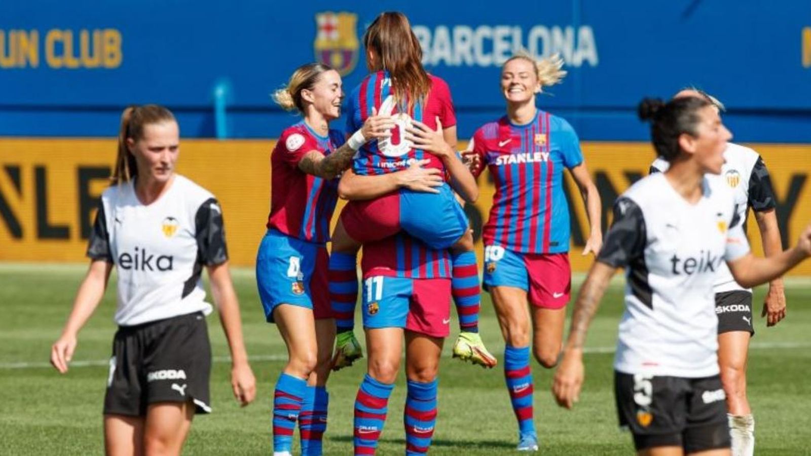 Les jugadores del Barça celebren un gol mentre les valencianistes es resignen