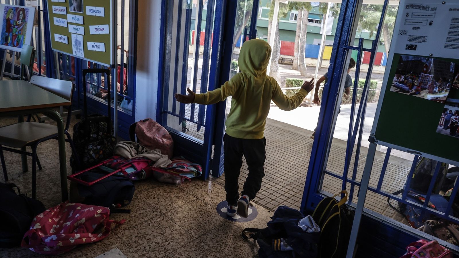 Un alumne entra al CEIP Amparo Albau d'Alaquàs este dilluns