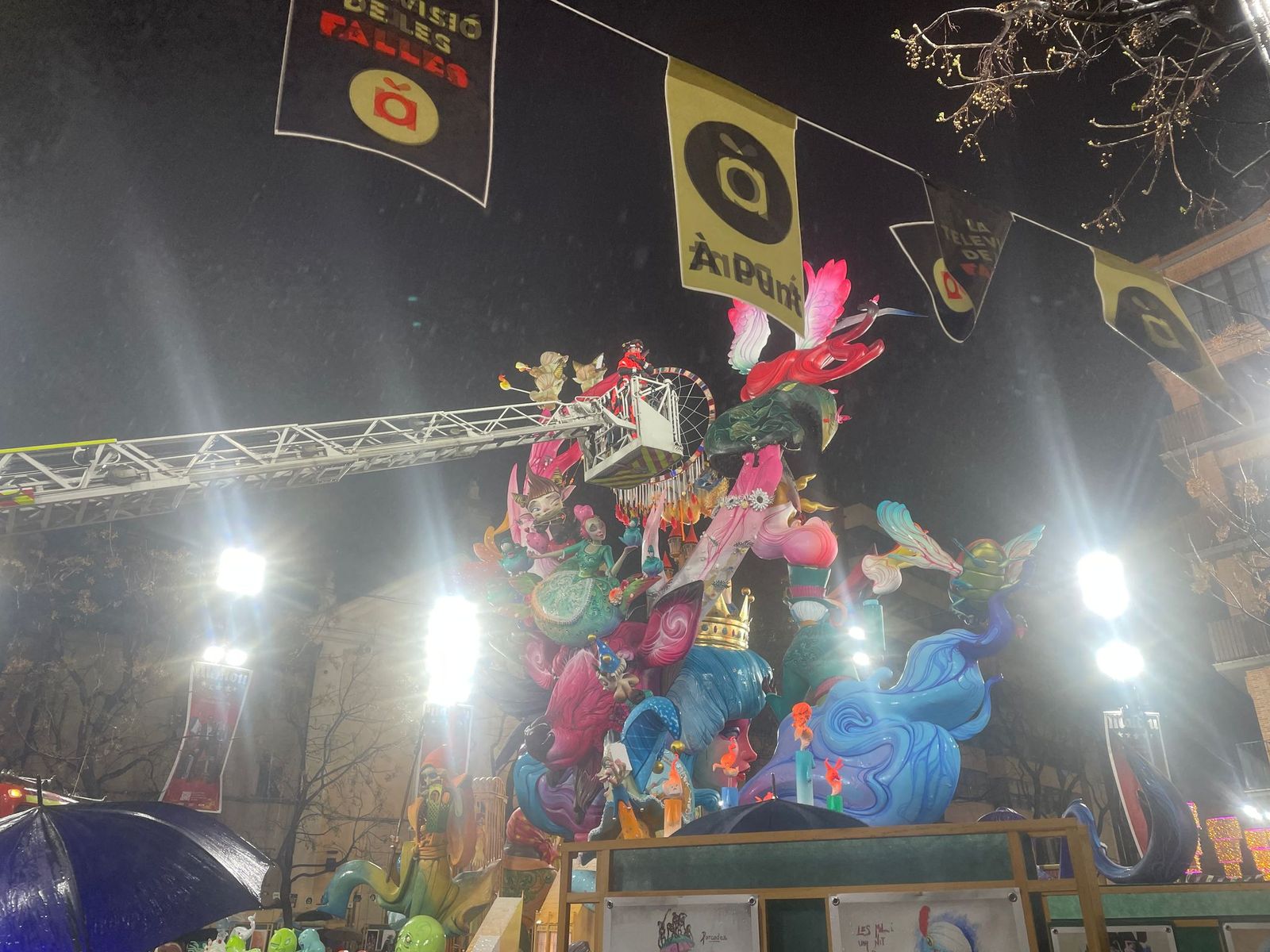 Els bombers intervenen per a assegurar l'estructura de la falla Na Jordana