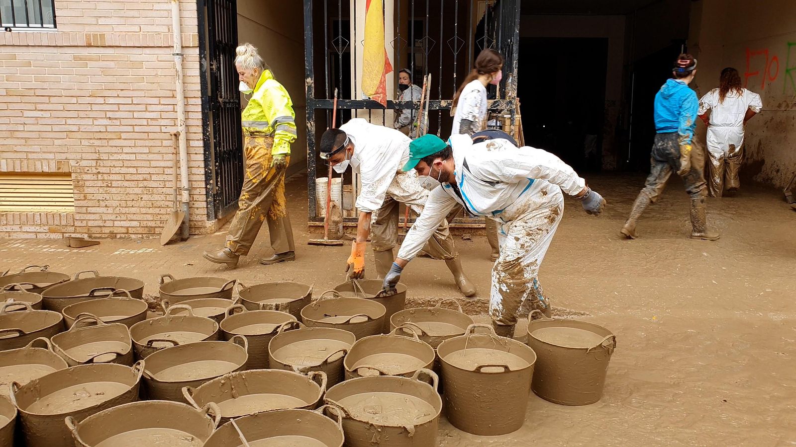 Voluntaris trauen poals de fang a Paiporta
