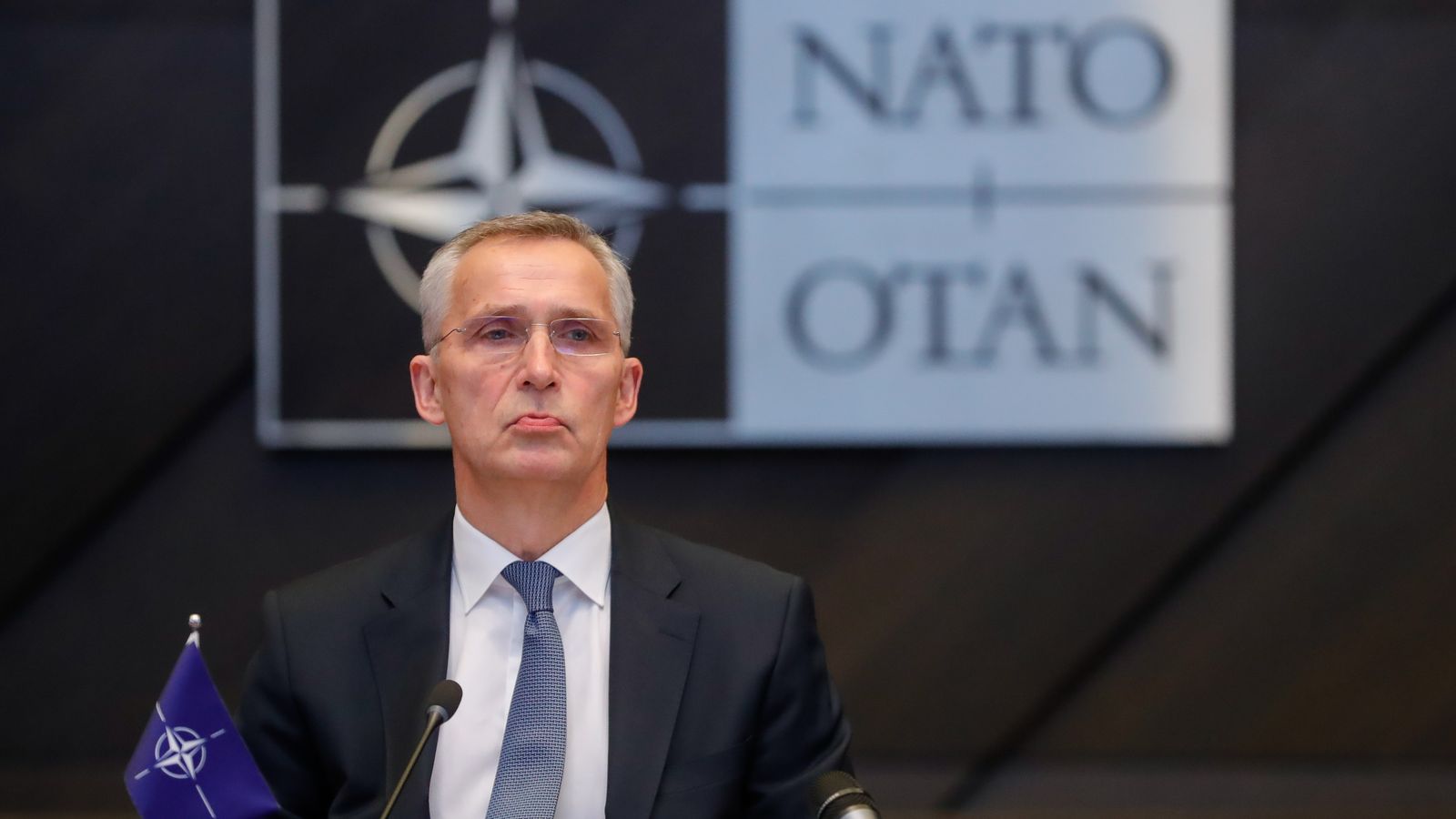 El secretari general de l'OTAN durant la cimera extraordinària amb els seus membres